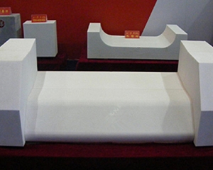 The method of production of electrofused zirconium corundum paving brick.